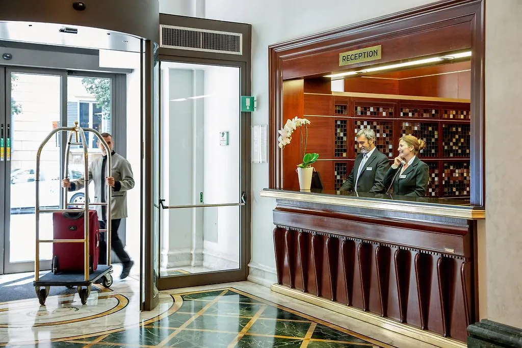 Hotel Savoy Rome 4*,